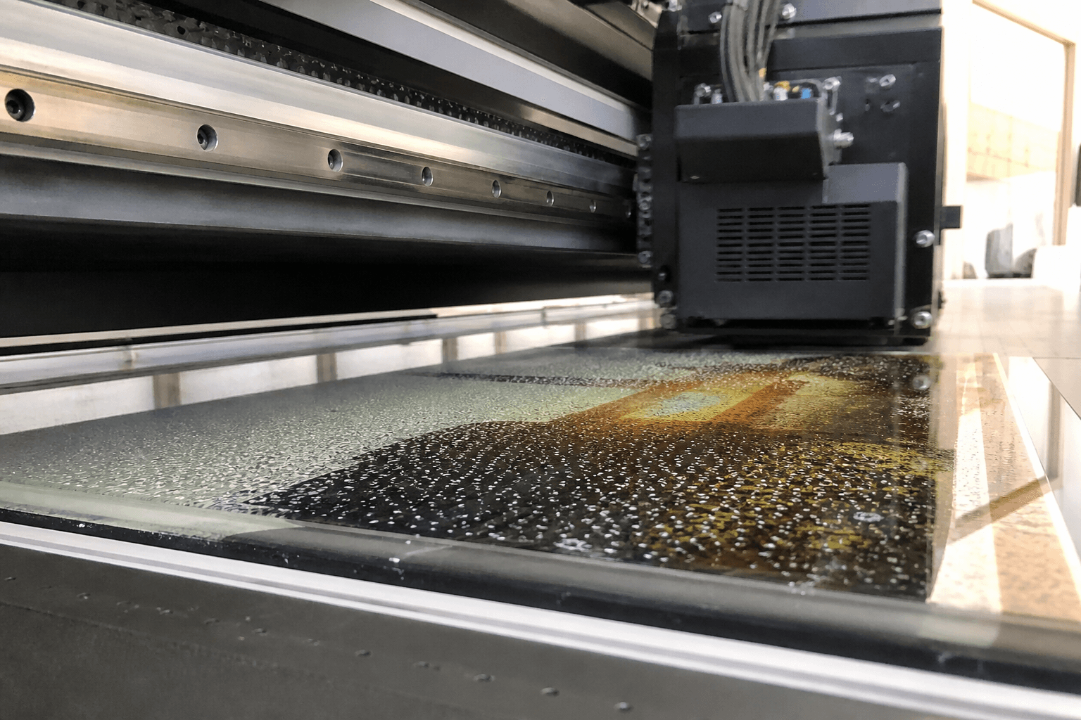 UV flatbed baskı kafası ve panel yüzeyi
